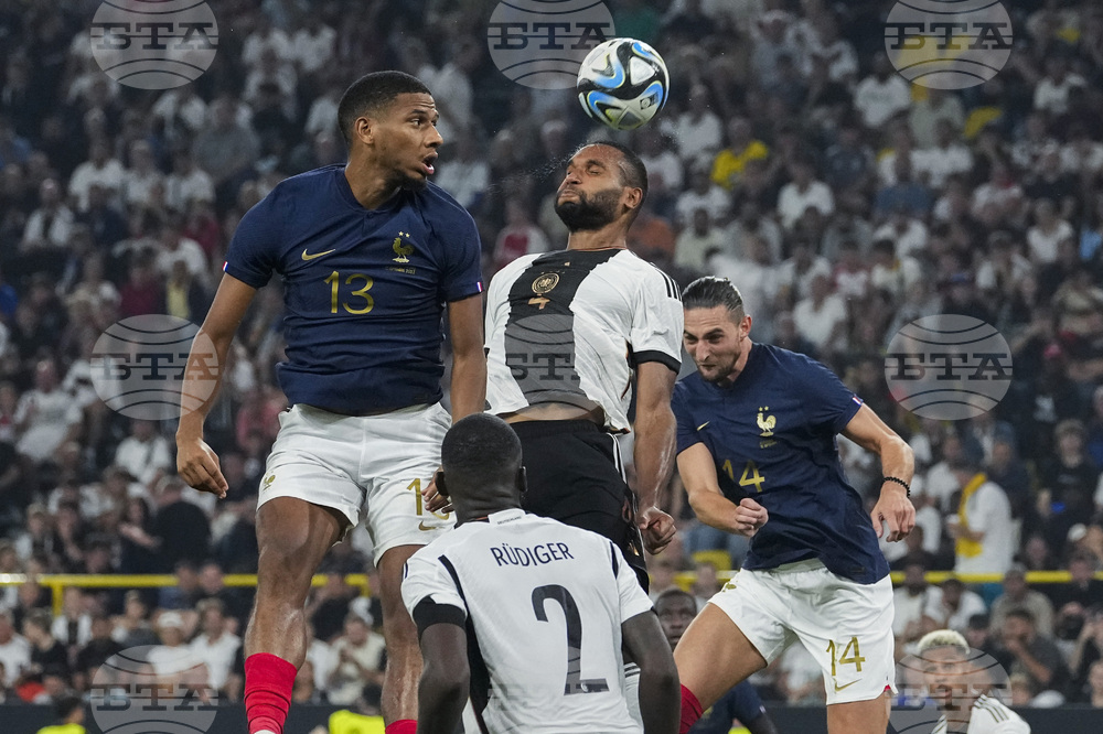 Съветът по етика във Франция ще изслуша защитника Жан-Клер Тодибо, който се усмихваше по време на минута мълчание в памет на жертвите