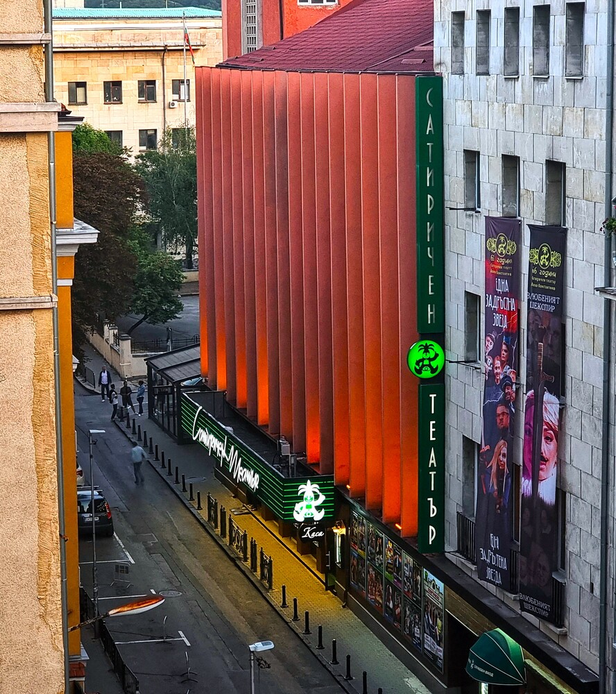  Маски на Татяна Лолова, Стоянка Мутафова и Калоянчев грейват в Сатирата