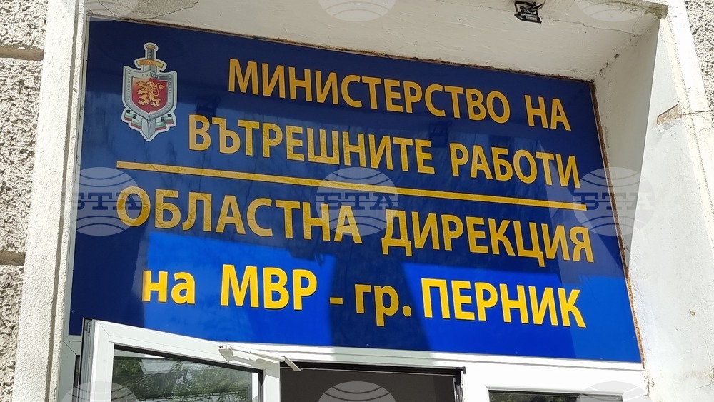Дъщерята на пернишкия прокурор Бисер Михайлов, нанесъл побой над съпругата си, е съобщила за случая в полицията