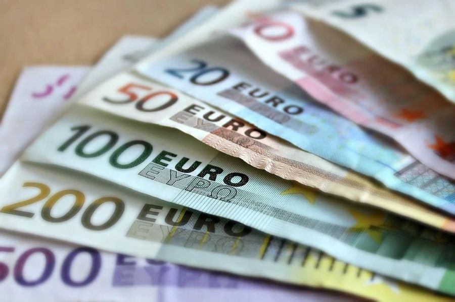 Еврото остава почти без промяна спрямо долара