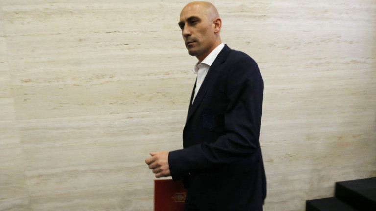 Луис Рубиалес бе наказан дисциплинарно за три години от ФИФА