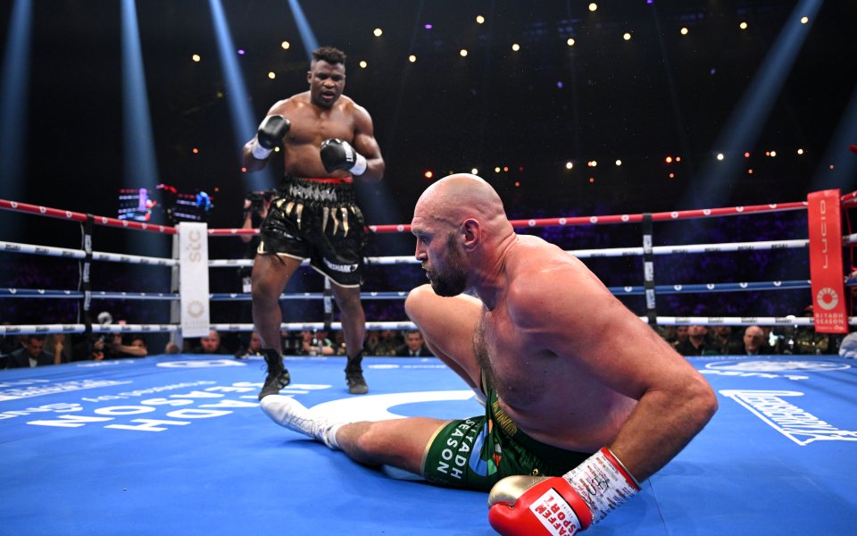 Тайсън Фюри остана непобеден след спорно съдийско решение