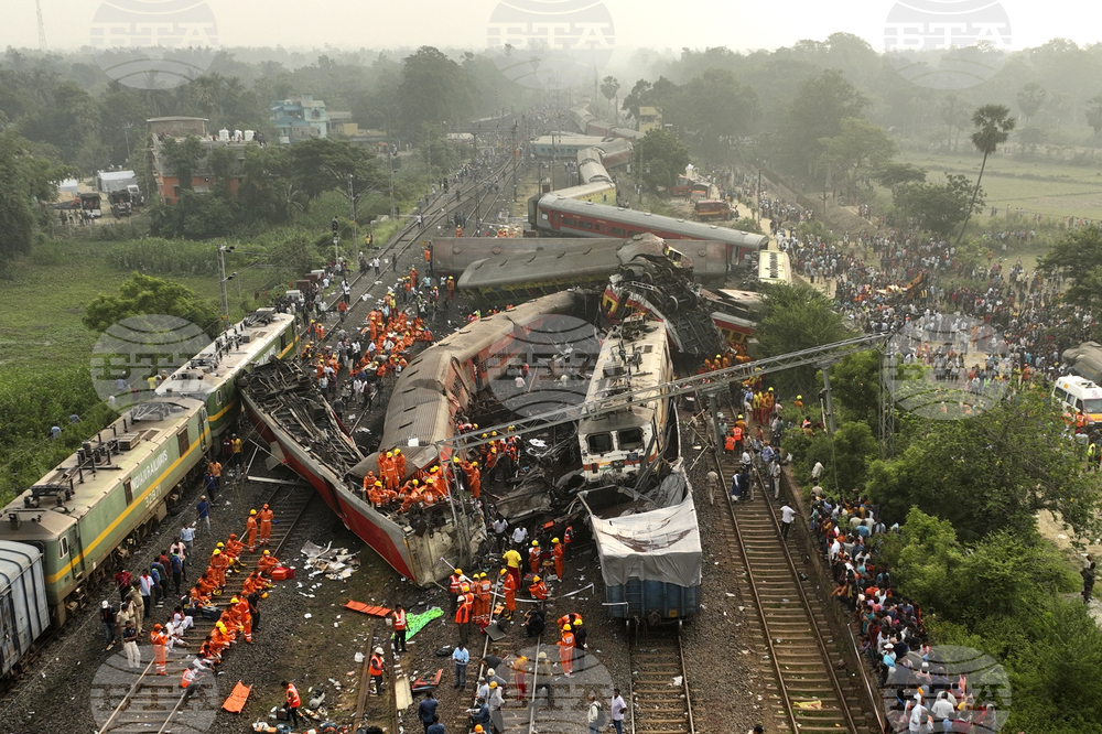 Най-малко четирима загинали и около 80 ранени при дерайлиране на влак в Индия