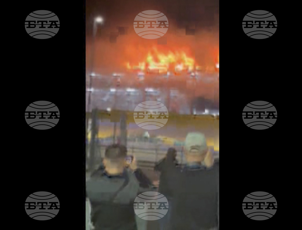 Летище „Лутън“ в Лондон преустанови работа заради пожар в многоетажен паркинг