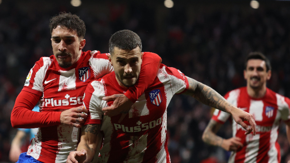 Атлетико (Мадрид) победи с 2:1 Алавес и измести Барселона от третото място в Испания