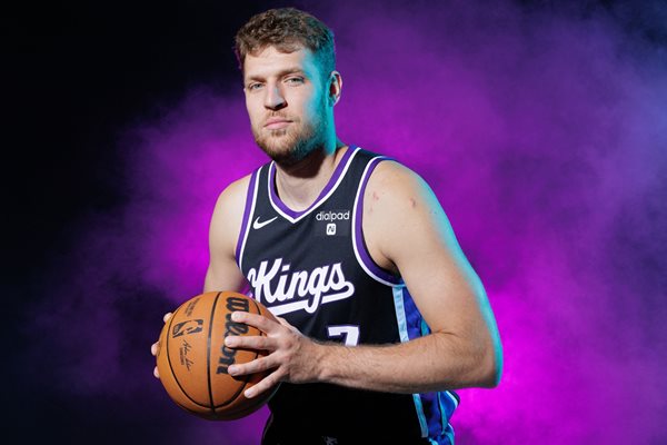 Александър Везенков с дебют за Сакраменто Кингс в НБА