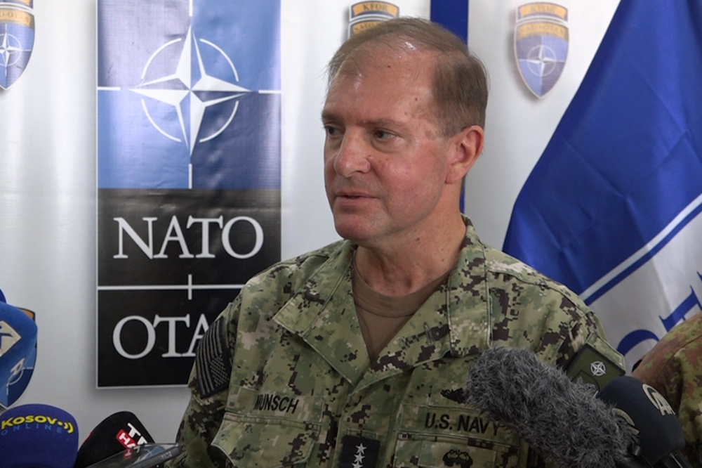 КосоваПрес: Всички трябва да се откажат от провокативното си поведение, каза в Прищина адмиралът от НАТО Стюарт Б. Мънч
