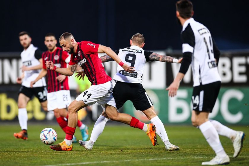 Локомотив (Пловдив) победи Локомотив (София) с 2:1 като домакин в среща от 17-ия кръг на футболноти ни първенство.