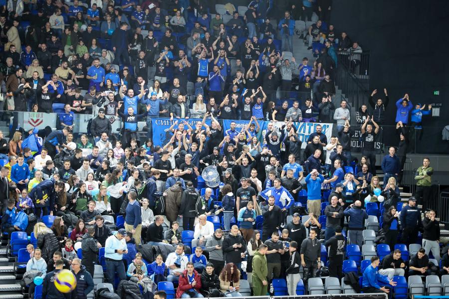 Левски загуби от Монца пред рекордна публика