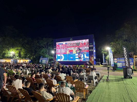 Гигантски екран на M.B.S. Trade събира фенове на футбола на „Юнак“