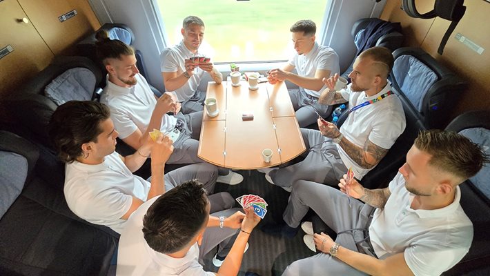 “Румънското семейство” пристигна с влак в Кьолн за битката с Белгия, загря с игра на карти