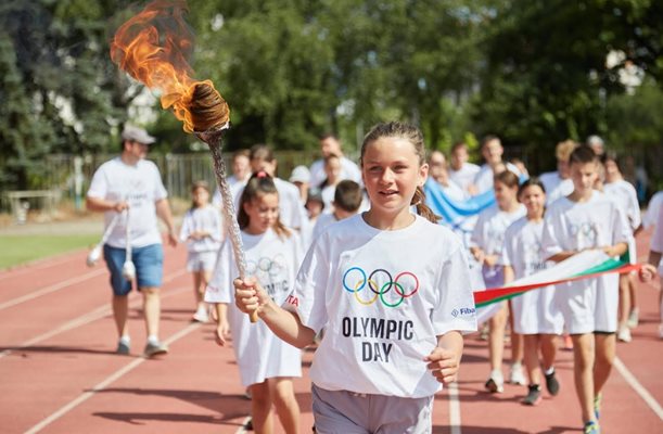 Щафетата със символичния олимпийски огън финишира пред НСА (Снимки)