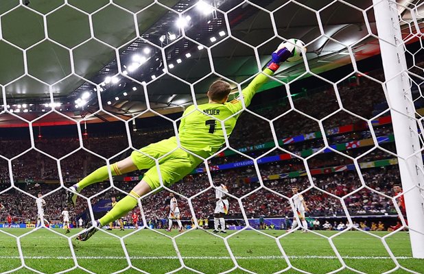 Мануел Нойер счупи рекорда за вратар с най-много мачове на европейско