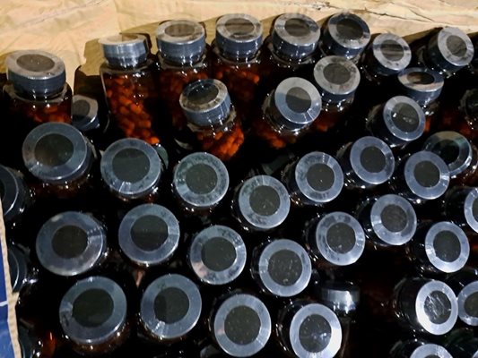 ГДБОП и ДАНС разкриха схема за търговия с химически вещества край Перник (Снимки)