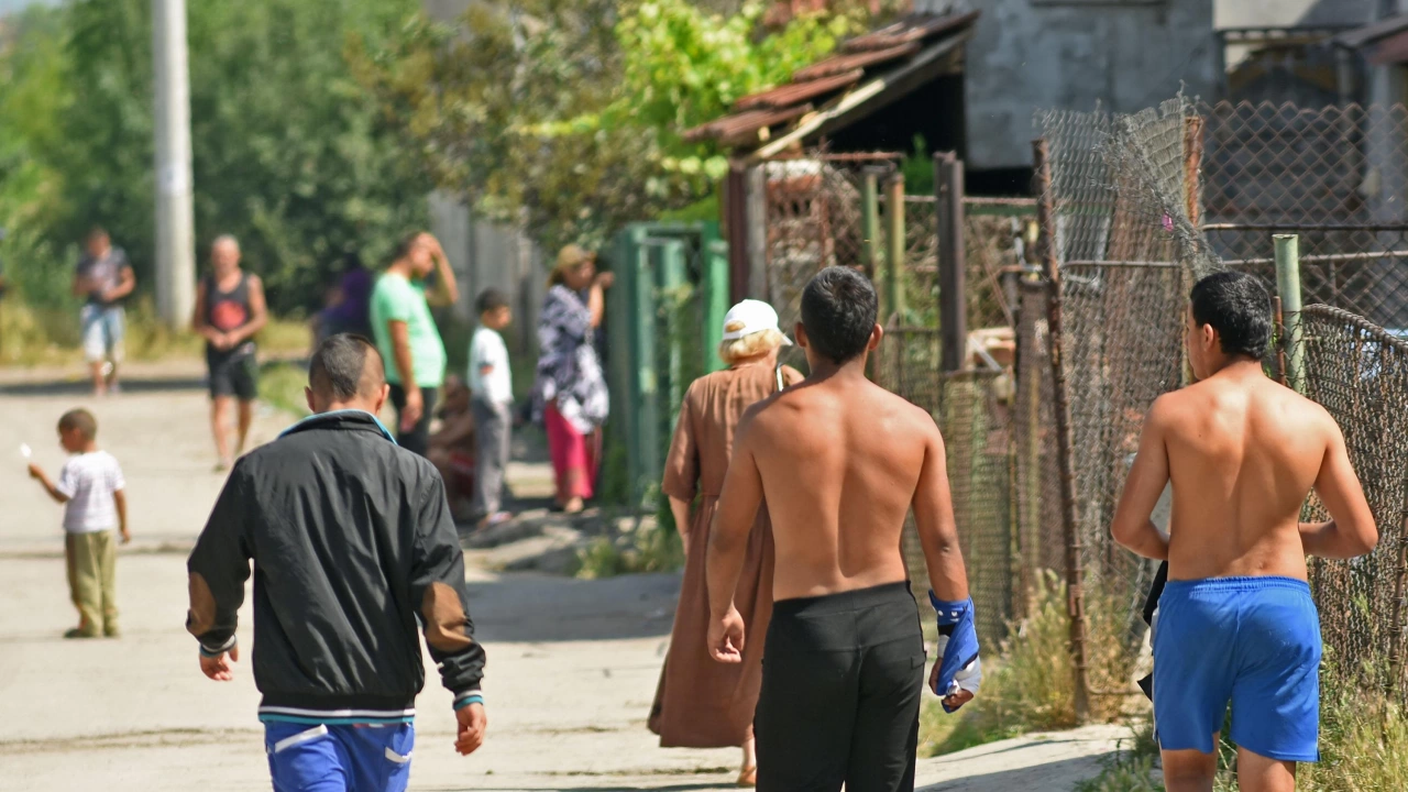 Напрежение в селото на биячите на шофьора на автобус с туристи, пълно е с жандармерия