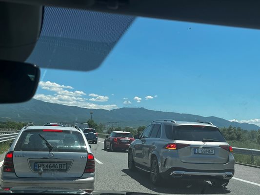 Интензивен трафик към „Кулата“, всички трасета са отворени за преминаване