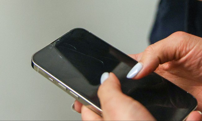 Успокояването на дете чрез смартфон му вреди емоционално