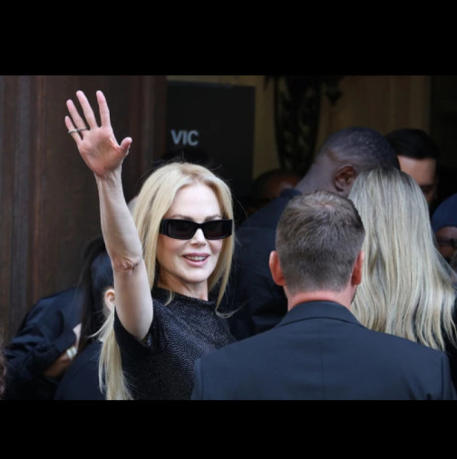 Никол Кидман покори Париж с екстравагантна рокля: появи се с дъщеря си и всички са единодушни – приличат на близначки!