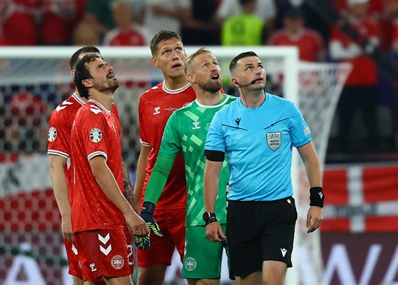 Арестували на 40 м височина мъж с маска и раница по време на мача в Дортмунд