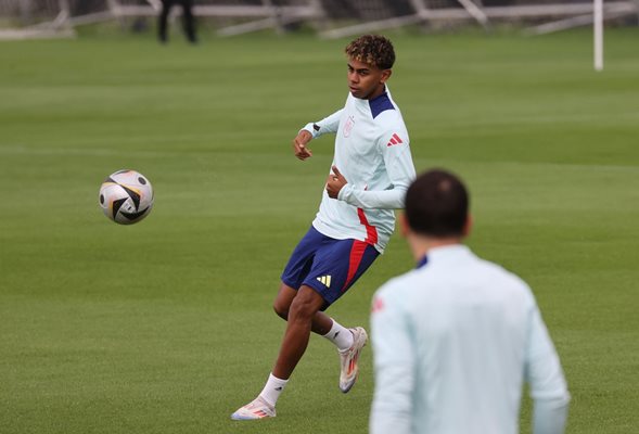 Гаджето на детето чудо на Испания Ямал е красива студентка