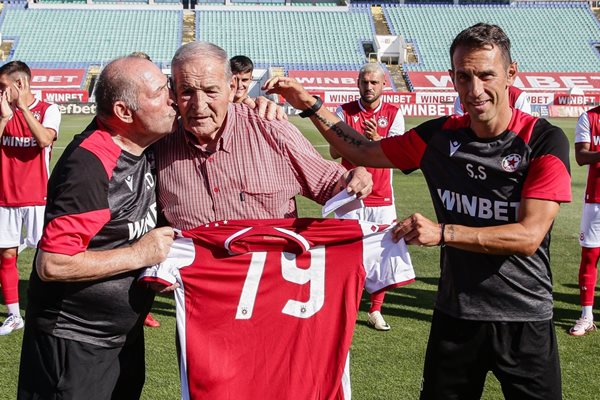 ЦСКА представи 25-ма, почете паметта на Вълов, рождения ден на Пената и подкрепи Илиян Антонов