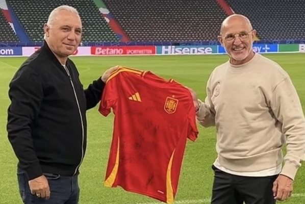 Подариха на Христо Стоичков фланелка на Испания с автографите на националите
