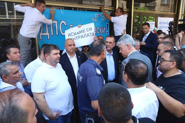 ДПС се преброяват – тези на Доган атакуваха централата в ремонт (Обзор)