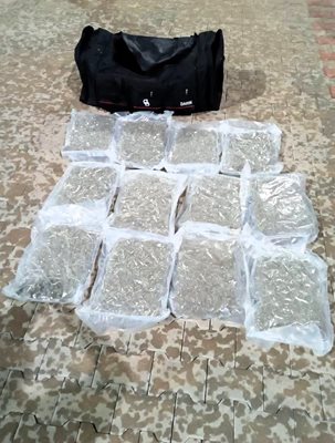 Антимафиоти хванаха двама с 30 кг трева на паркинг в София (снимки)