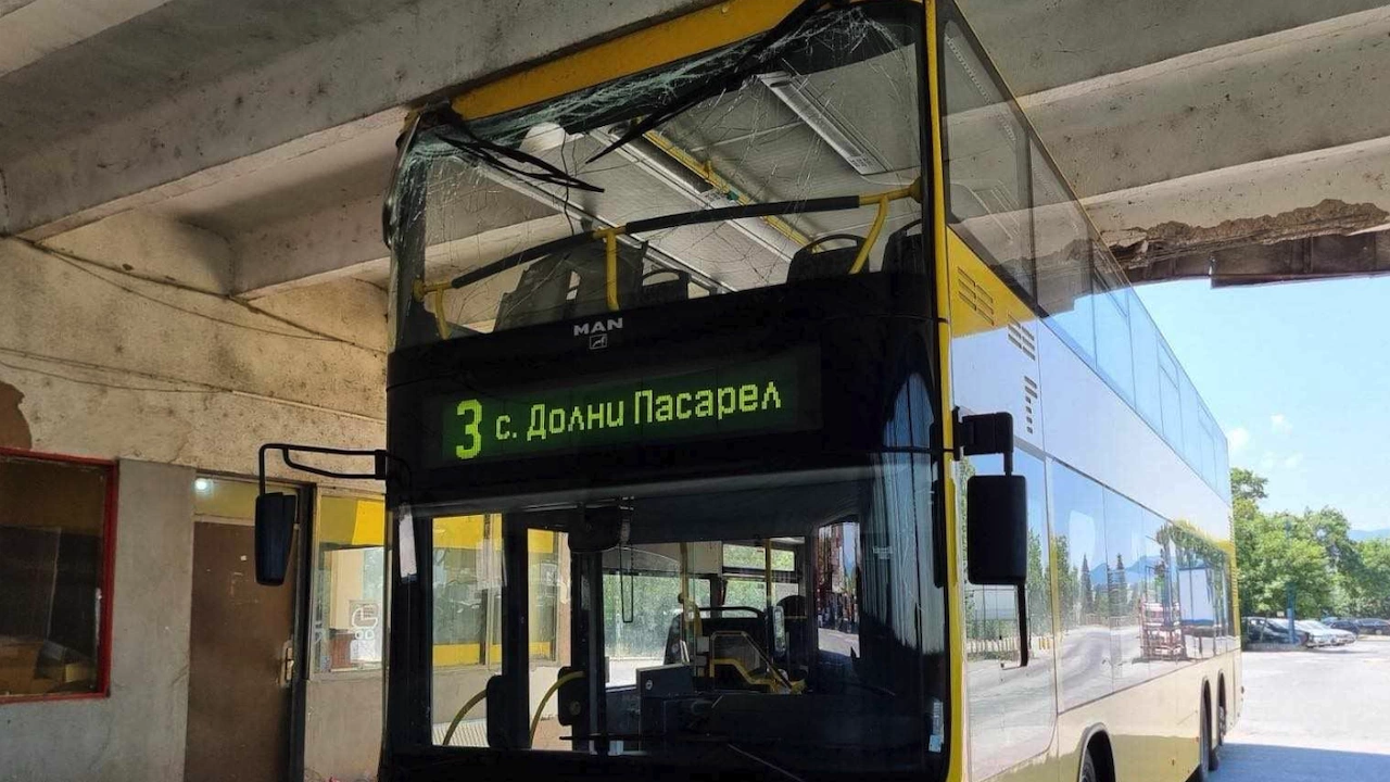 Двуетажен автобус заседна в бетонен гараж в столичния „Малашевци“