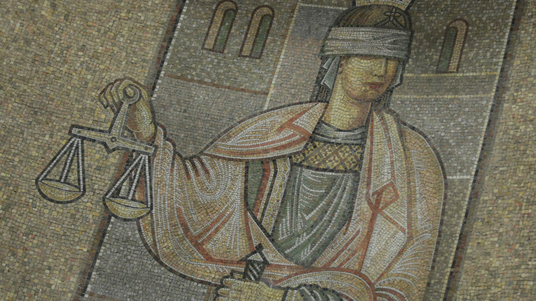 Предадоха на съд двама души за трафик на мигранти