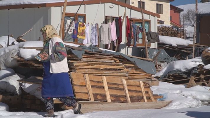Властта настанява в контейнери по 8 хората с изгорели къщи (обобщение)