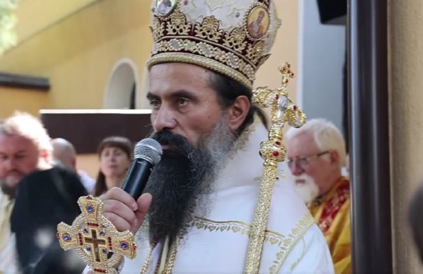 Патриарх Даниил се моли за дъжд, който да спре пожарите. Пуснаха го във фейсбук (Видео)