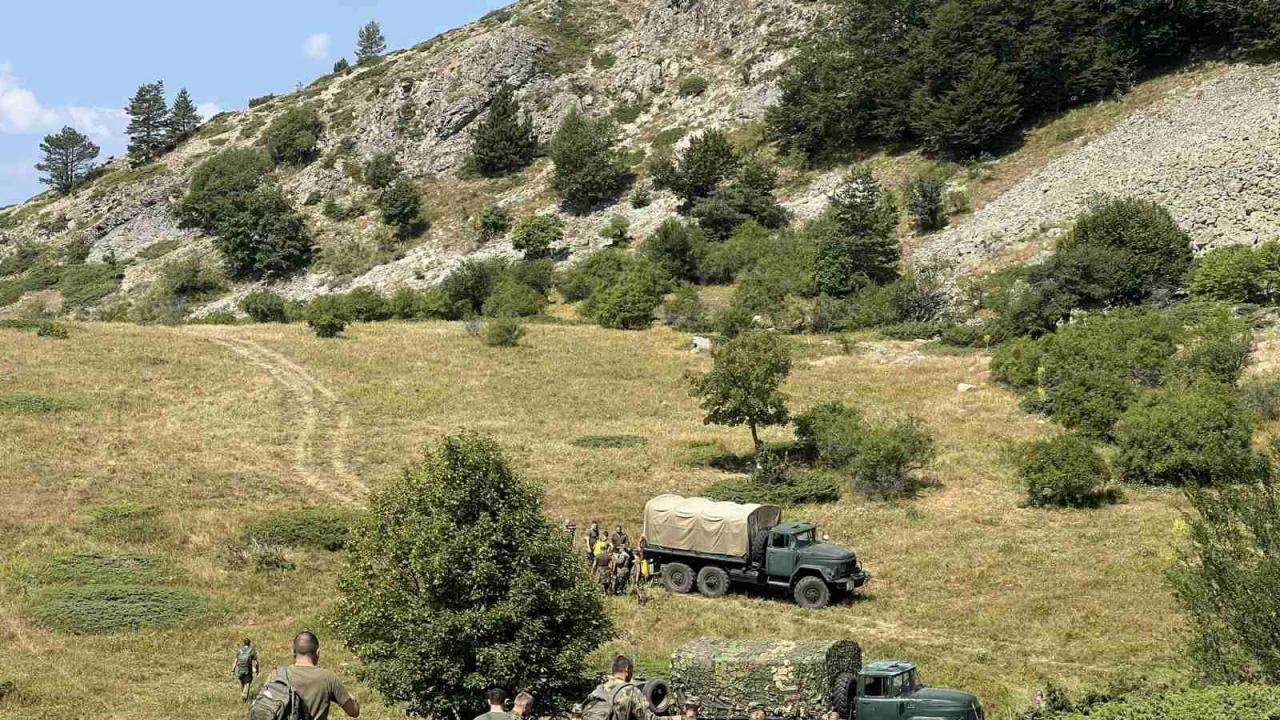 Девети ден военнослужещи и техника участваха в гасенето на пожарите в област Ямбол и Стара планина