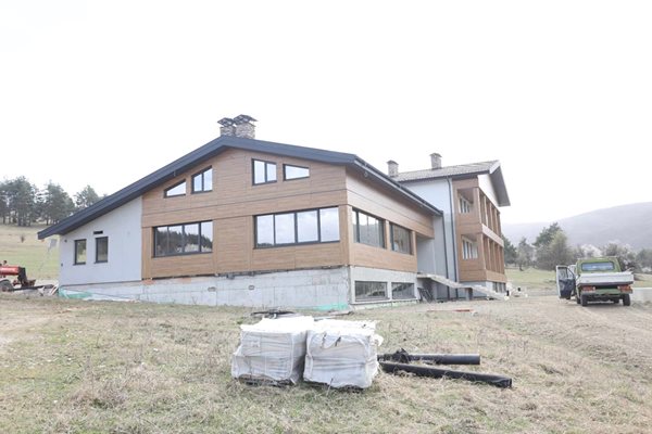 Съдът в Перник спря събарянето на хотела на Румен Гайтански до язовир Искър