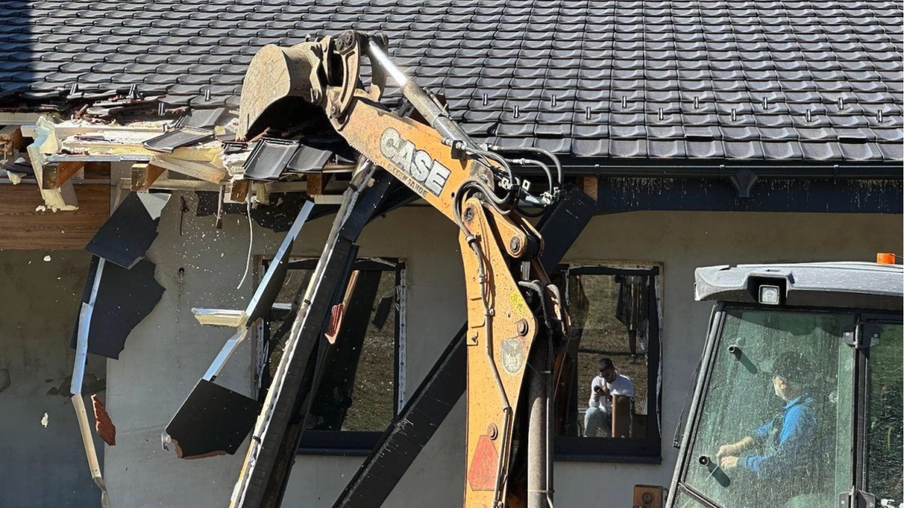 Съд спря събарянето на ловния хотел на Вълка до язовир Искър