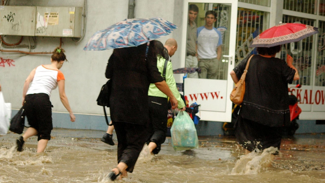 Силна буря наводни Казанлък