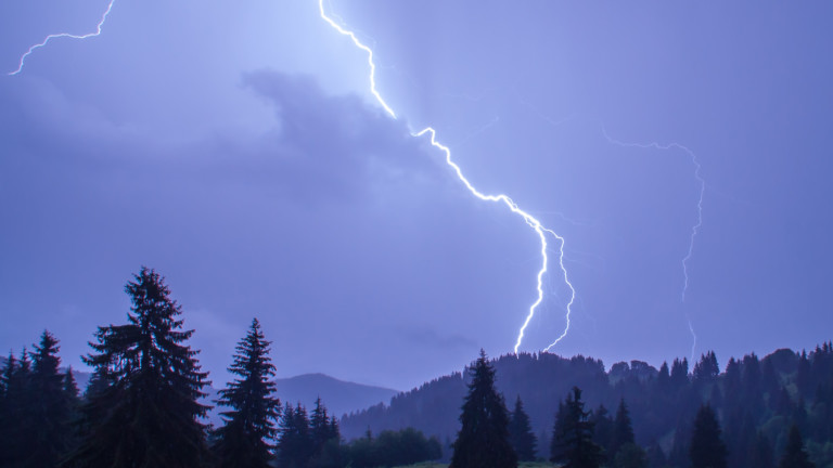 Мълния удари мъж и дете в района на връх Купена в Стара планина, те са починали