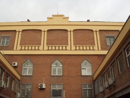 Надзирател от затвора във Варна се изправя на съд, купил телефон на затворник