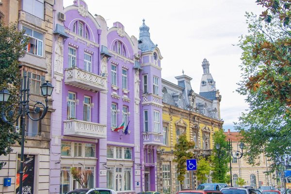 Община Русе продължава коситбата на тревните площи в града