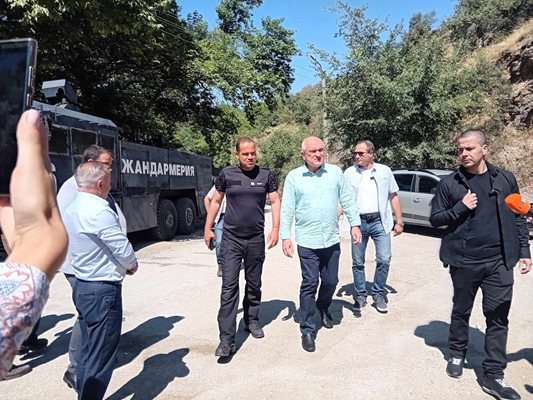 Два френски самолета почват утре да гасят пожара на границата с Гърция