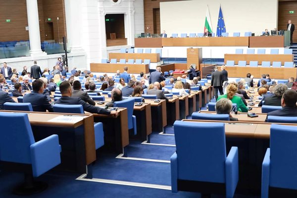 Утре парламентът ще изслуша финансовия и енергийния министър