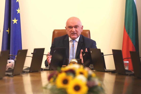 Главчев: Сложна е ситуацията с пожарите