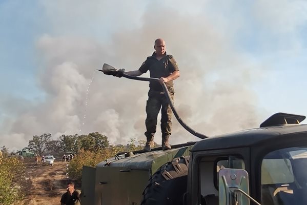 Военни гасят пожари край Благоевград и Хасково