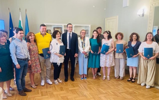 Васил Терзиев връчи договорите на одобрените организации по Програма „Социални иновации“