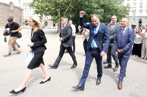 Нов кастинг при Радев и за премиер, и за МВР – Стоянов да си ходи, поиска ГЕРБ (Обзор)