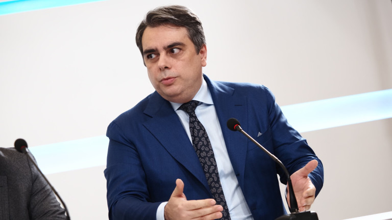 Асен Василев доволен за орязаните правомощия на президента: Луи XIV си отиде