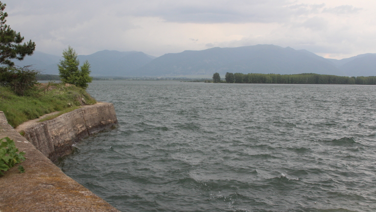 Измира есетрова риба в развъдник в язовир „Копринка“