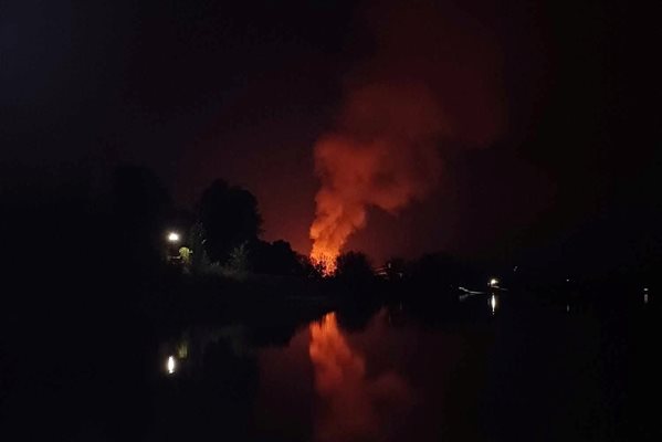 Голям пожар пламна край Катуница, запалили се бали сено