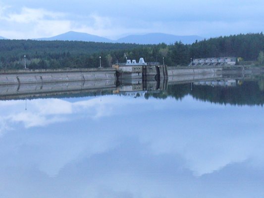 Намаляват изпускането на язовир „Копринка“