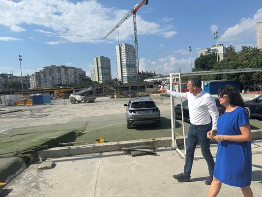 Димитър Николов за детската болница в Бургас: На всеки 20 дни ще изливаме нова плоча (Снимки)